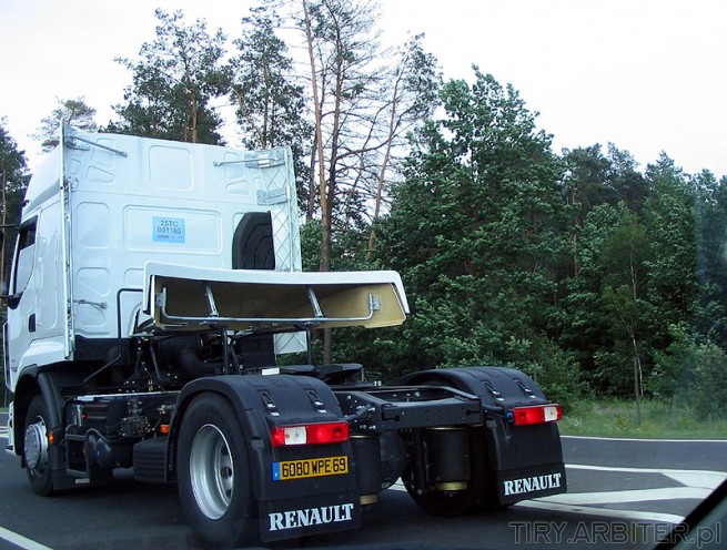 Ciągnik siodłowy Renault Premium. Spoiler dachowy na czas transportu jest zamontowany ...